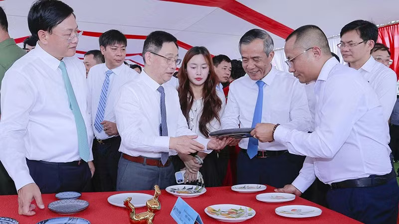 L&atilde;nh đạo tỉnh Thanh H&oacute;a tham quan sản phẩm Gốm sứ Hoa Li&ecirc;n Hồ Nam