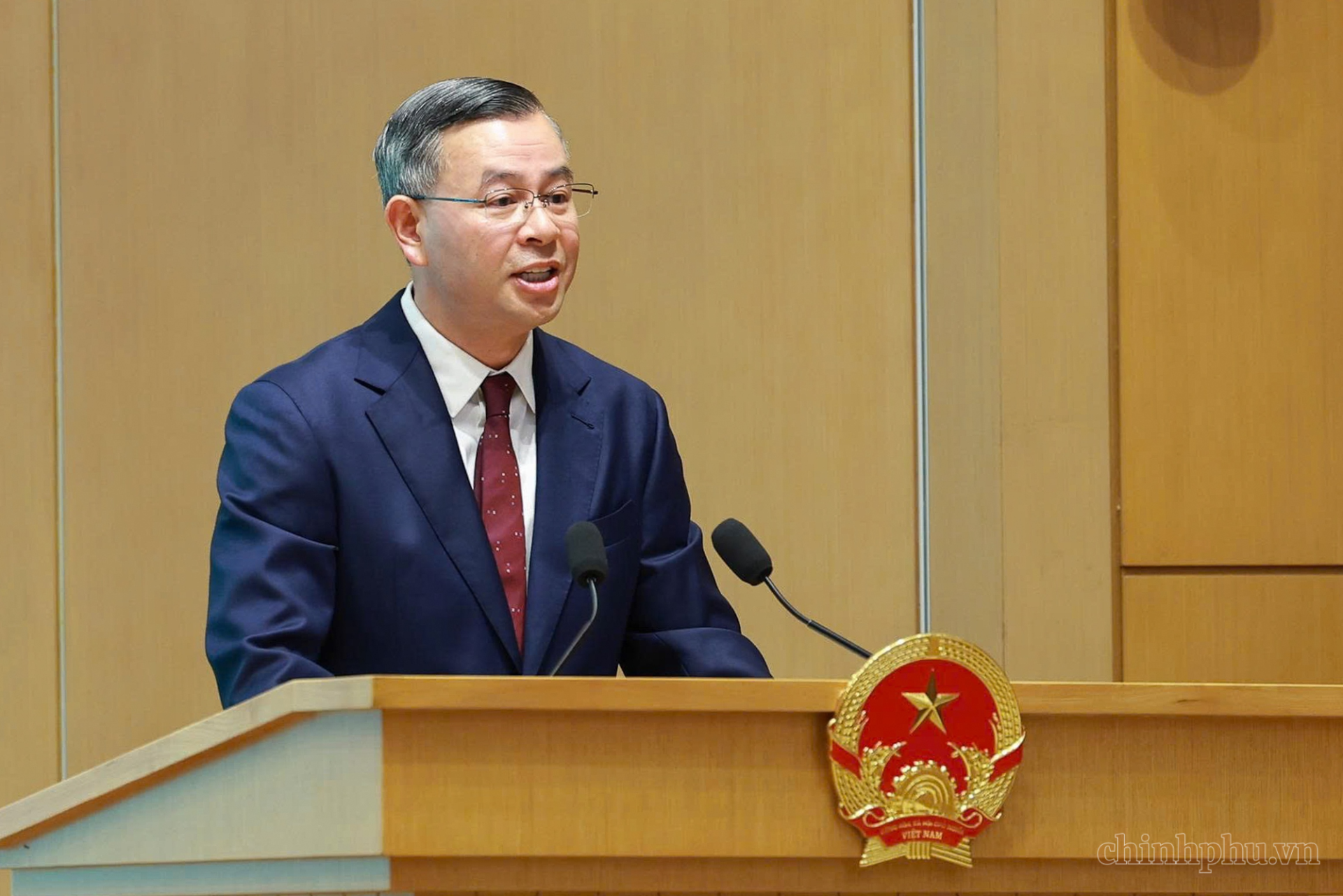 Bộ trưởng Bộ T&agrave;i ch&iacute;nh Ng&ocirc; Văn Tuấn tr&igrave;nh b&agrave;y B&aacute;o c&aacute;o trung t&acirc;m của Hội nghị - Ảnh: VGP/Nhật Bắc
