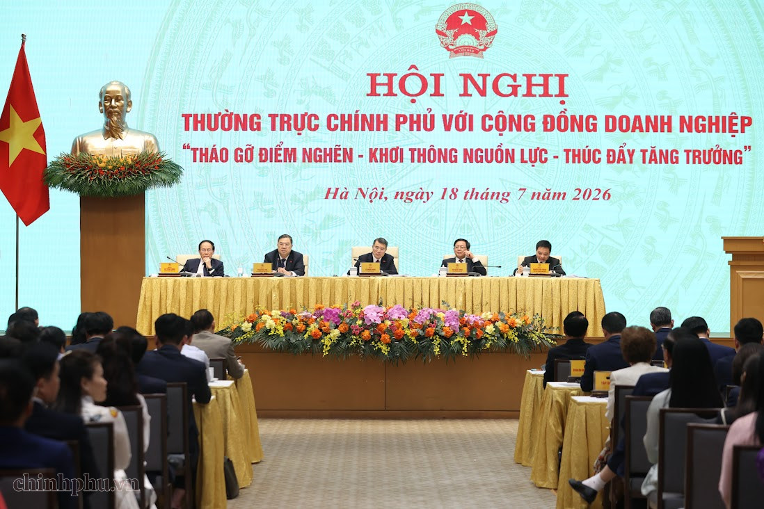 Thủ tướng c&ugrave;ng c&aacute;c Ph&oacute; Thủ tướng chủ tr&igrave; Hội nghị - Ảnh: VGP/Nhật Bắc