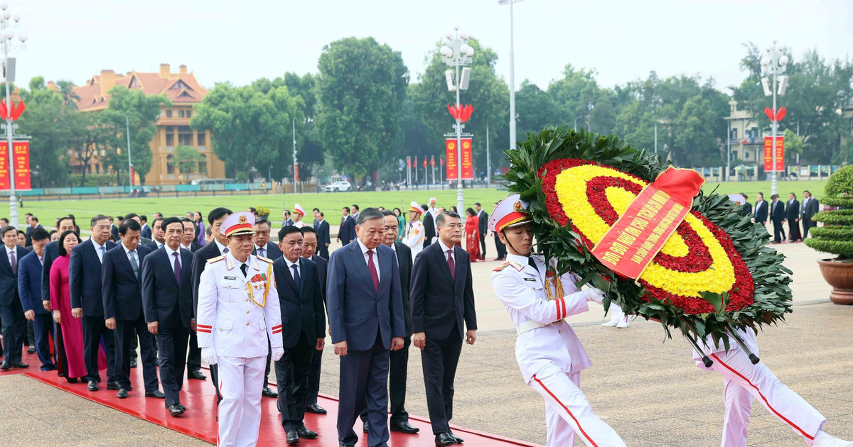 [Ảnh] Ban Chấp hành Trung ương Đảng vào Lăng viếng Chủ tịch Hồ Chí Minh