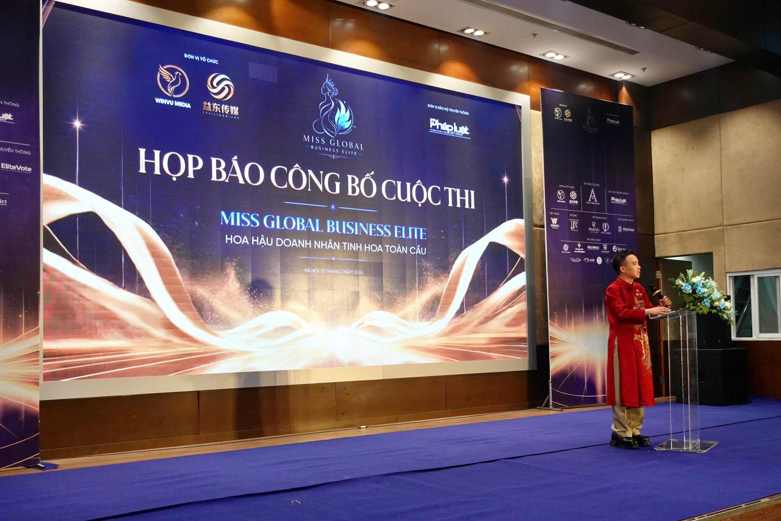 &Ocirc;ng Vũ Đ&igrave;nh Thao - Trưởng Ban tổ chức ph&aacute;t biểu khai mạc họp b&aacute;o Miss Global Business Elite 2026