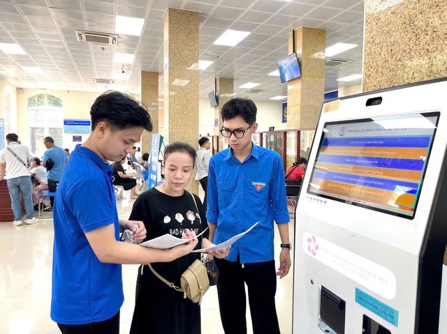 Tổ chuyển đổi số cộng đồng phường Từ Li&ecirc;m hướng dẫn người d&acirc;n thực hiện thủ tục h&agrave;nh ch&iacute;nh tr&ecirc;n nền tảng số. Ảnh: Thanh Hương