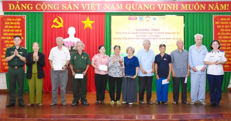 Trao quà tri ân các gia đình chính sách nhân kỷ niệm 79 năm Ngày Thương binh - Liệt sĩ