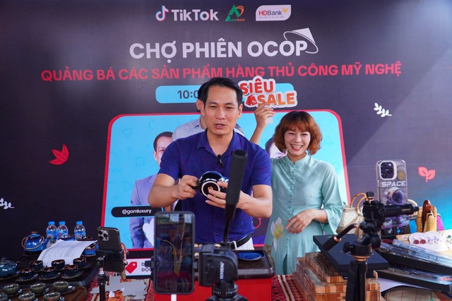 Nhiều địa phương tại H&agrave; Nội đ&atilde; chủ động đưa sản phẩm OCOP v&agrave; l&agrave;ng nghề l&ecirc;n s&agrave;n thương mại điện tử. Ảnh: HNMO