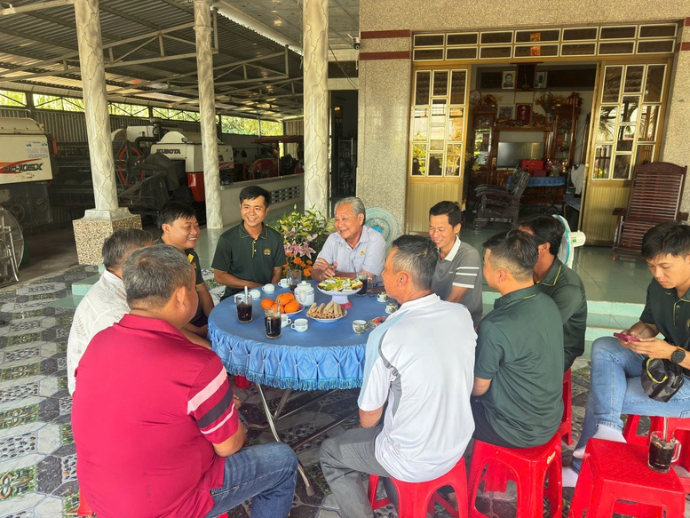 L&atilde;nh đạo Tập đo&agrave;n Lộc Trời trao đổi với b&agrave; con n&ocirc;ng d&acirc;n x&atilde; Mỹ Thuận, tỉnh An Giang- Ảnh: VGP/LS