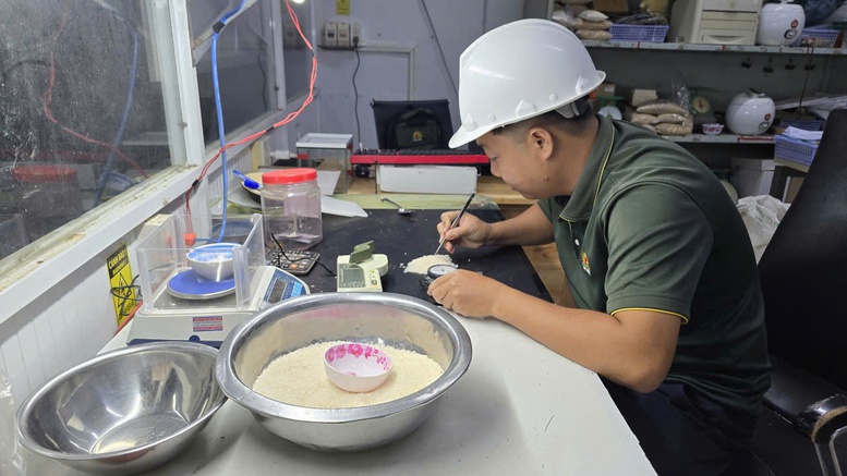 Kiểm tra chất lượng gạo tại C&ocirc;ng ty TNHH MTV lương thực Vĩnh Lộc, tỉnh C&agrave; Mau - Ảnh: VGP/LS