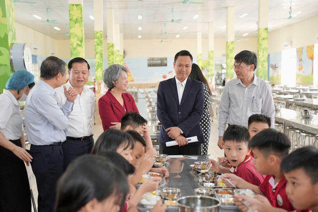 Bữa ăn b&aacute;n tr&uacute; tại trường học cần được kiểm so&aacute;t chặt chẽ nguồn gốc thực phẩm. Ảnh: VGP/Thiện T&acirc;m