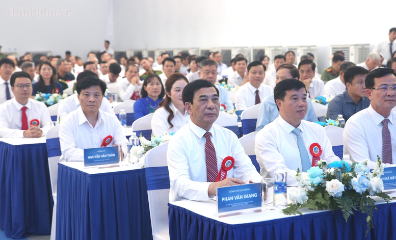 Đại tướng Phan Văn Giang dự Lễ c&ocirc;ng bố sản phẩm nh&ocirc;m thỏi đầu ti&ecirc;n của Việt Nam - Ảnh: VGP/Nguyễn Ho&agrave;ng