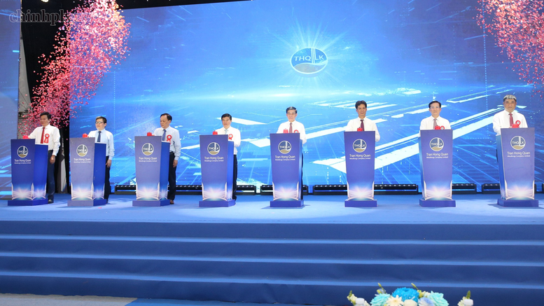 Đại tướng Phan Văn Giang c&ugrave;ng c&aacute;c đại biểu thực hiện nghi thức c&ocirc;ng bố sản phẩm nh&ocirc;m thỏi đầu ti&ecirc;n của Việt Nam - Ảnh: VGP/Nguyễn Ho&agrave;ng