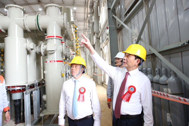 Đại tướng Phan Văn Giang tham quan nh&agrave; m&aacute;y sản xuất - Ảnh: VGP/Nguyễn Ho&agrave;ng