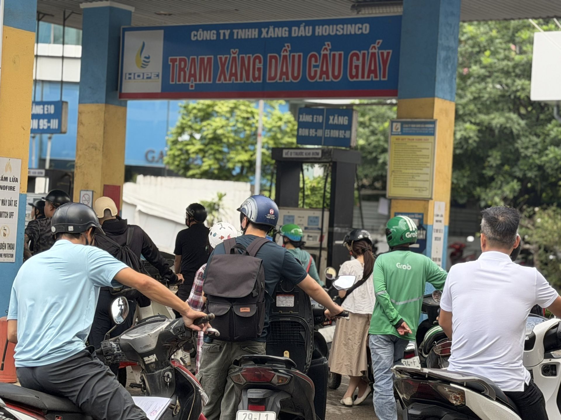 Giá dầu thế giới tăng mạnh, người dân xếp hàng mua xăng trước giờ điều chỉnh giá ngày 30/7