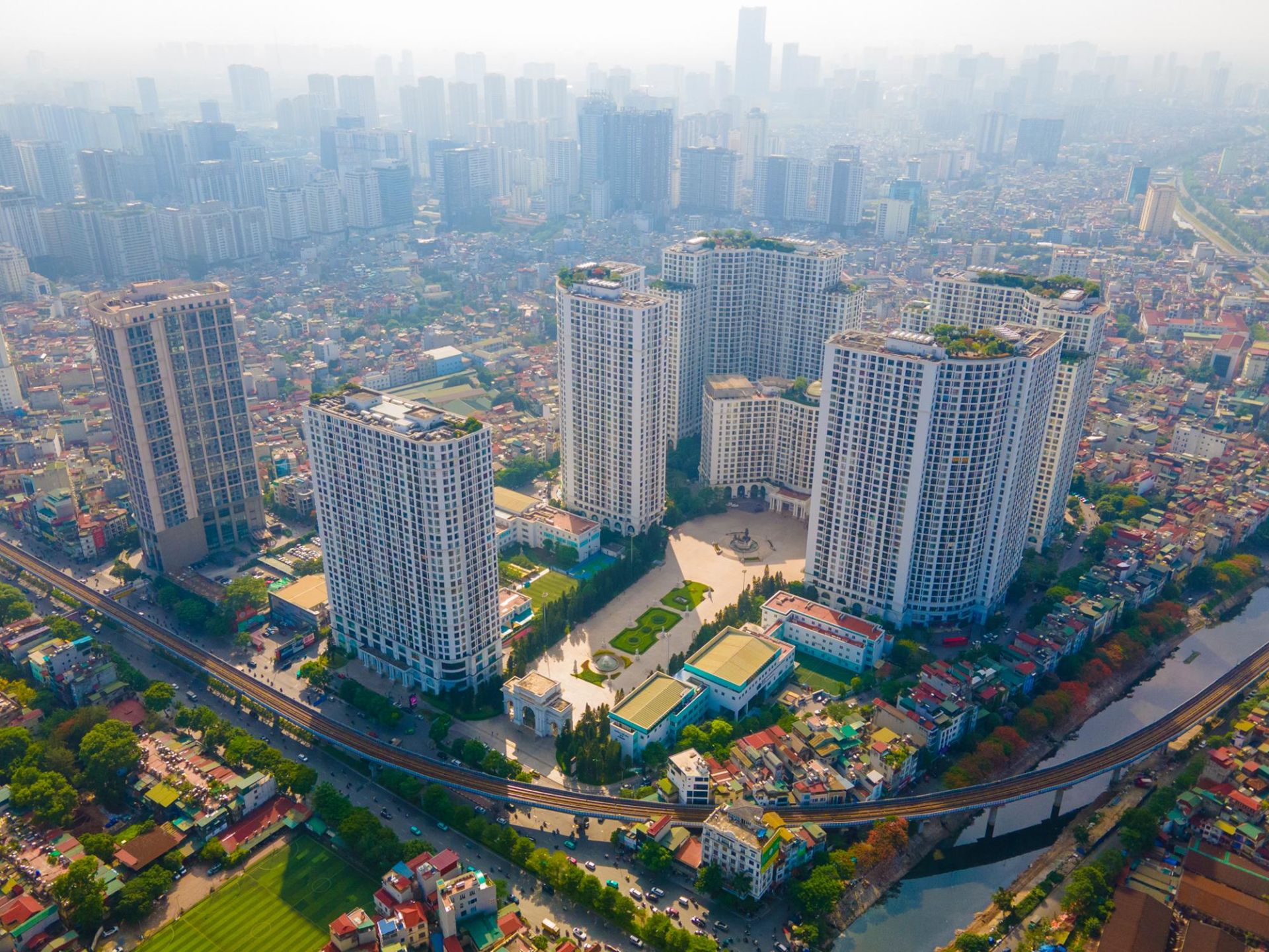 Theo dữ liệu của VARS, trong 6 th&aacute;ng đầu năm 2026, to&agrave;n thị trường ghi nhận khoảng 98.000 sản phẩm ch&agrave;o b&aacute;n, tăng 50% so với c&ugrave;ng kỳ năm trước. Ảnh minh họa
