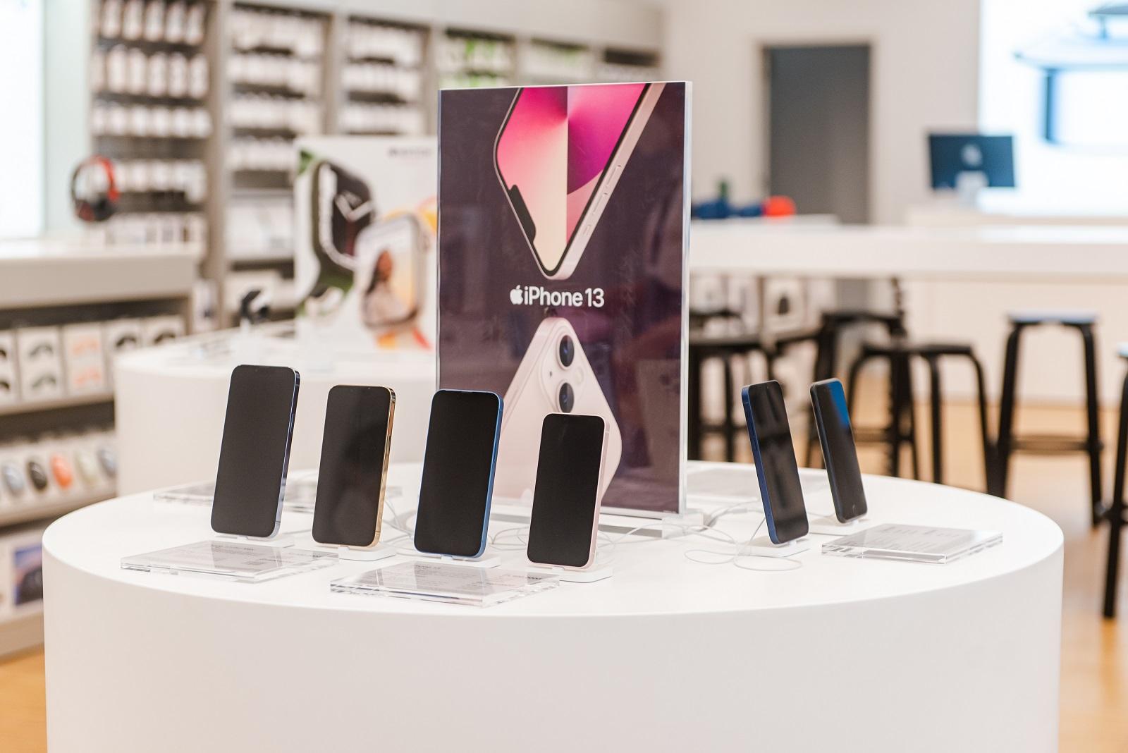 iPhone 13 hiện c&oacute; gi&aacute; từ khoảng 10,89 triệu đồng tại nhiều hệ thống b&aacute;n lẻ. Ảnh: Internet