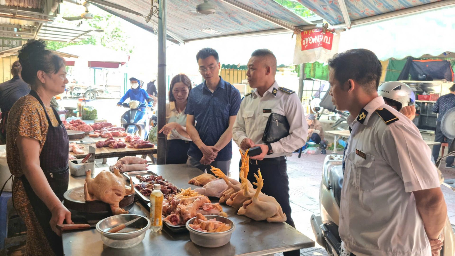 Hà Nội tăng cường quản lý giết mổ, kinh doanh động vật, bảo đảm an toàn thực phẩm