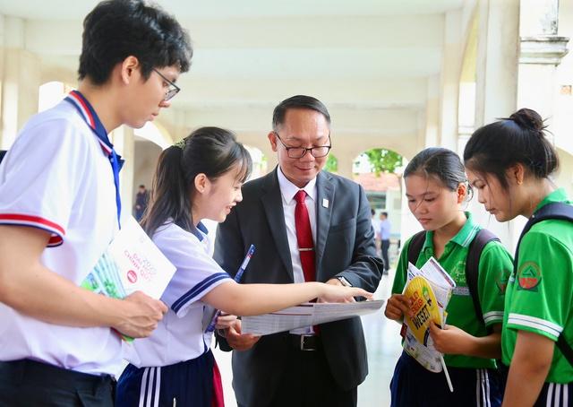 Hướng nghiệp thời AI: Doanh nghiệp cần trở thành "người thầy"