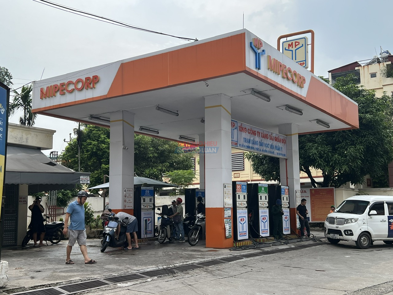 Giá xăng dầu hôm nay 5/8: Tiếp tục lao dốc