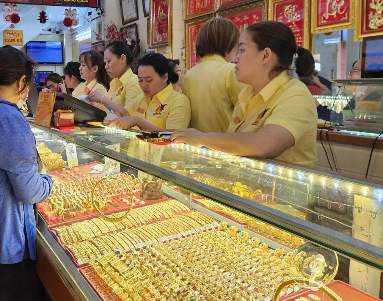 Giá vàng chiều 6/8 bất ngờ đảo chiều giảm