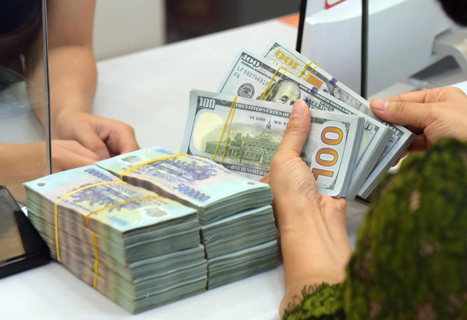Tỷ giá USD hôm nay 8/8: Đồng bạc xanh suy yếu