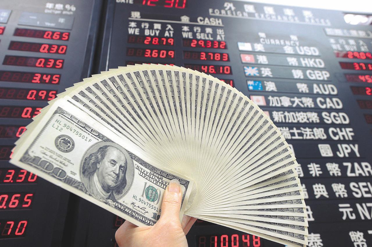 Tỷ giá USD hôm nay 9/8: Đồng bạc xanh chịu sức ép