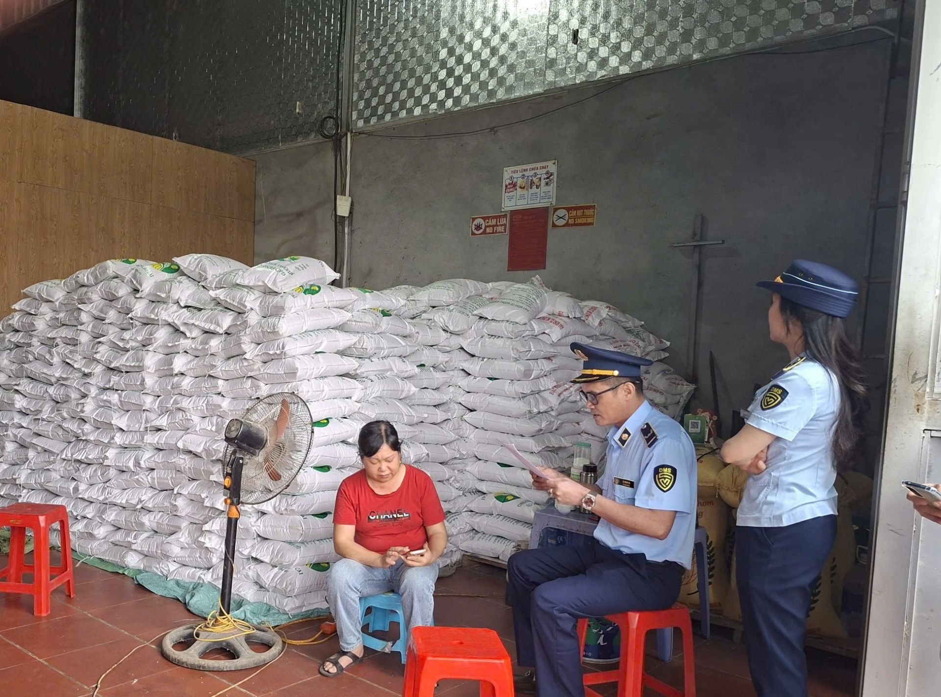 Lào Cai: Khởi tố 2 chủ cơ sở làm giả hơn 22 tấn gạo Séng Cù Mường Khương