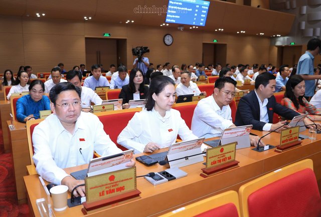 C&aacute;c đại biểu dựtại kỳ họp thứ s&aacute;u (kỳ họp chuy&ecirc;n đề), HĐND Th&agrave;nh phố H&agrave; Nội s&aacute;ng 10/8.

Ảnh: chinhphu.vn/Minh Anh