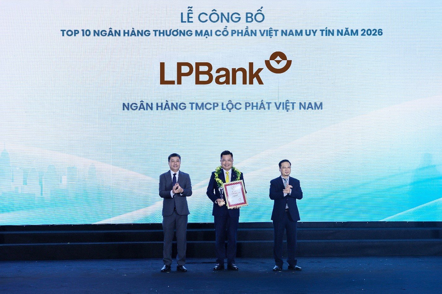 &Ocirc;ng B&ugrave;i Th&aacute;i H&agrave; &ndash; Ph&oacute; Chủ tịch HĐQT LPBank nhận c&uacute;p v&agrave; chứng nhận Top 10 Ng&acirc;n h&agrave;ng TMCP Việt Nam uy t&iacute;n năm 2026 từ Ban tổ chức
