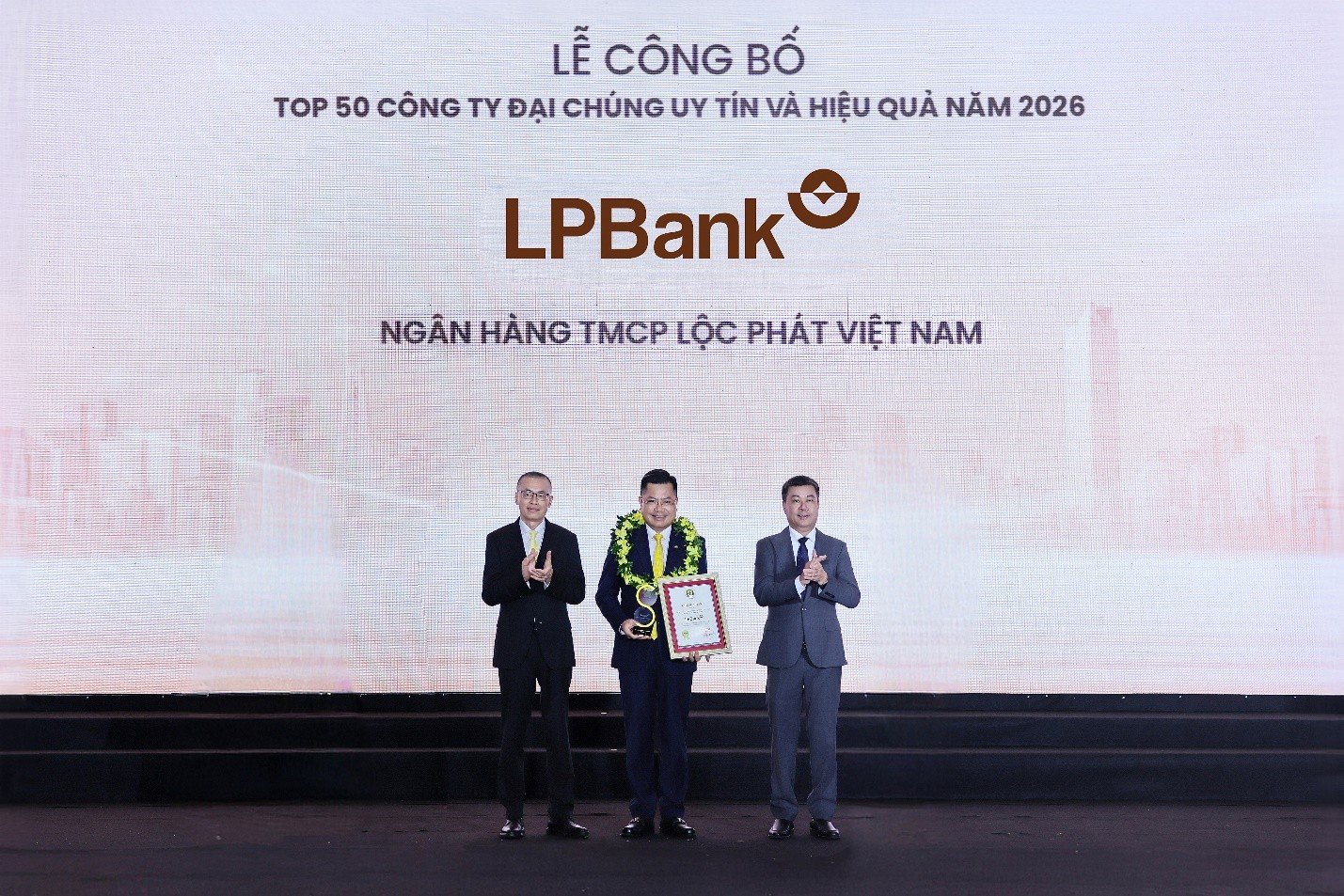 &Ocirc;ng B&ugrave;i Th&aacute;i H&agrave; &ndash; Ph&oacute; Chủ tịch HĐQT LPBank nhận c&uacute;p v&agrave; chứng nhận Top 50 C&ocirc;ng ty Đại ch&uacute;ng uy t&iacute;n v&agrave; hiệu quả năm 2026 từ Ban tổ chức