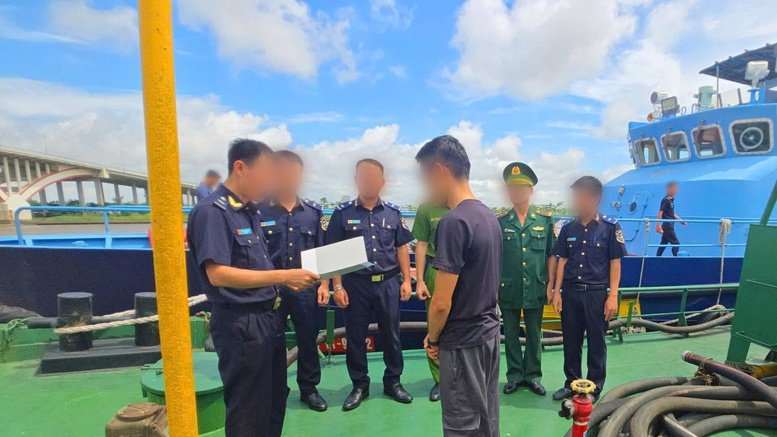 Qua kiểm tra ban đầu, lực lượng chức năng ph&aacute;t hiện trong 4 khoang, k&eacute;t hầm h&agrave;ng ph&iacute;a trước ca bin t&agrave;u HP-3789 c&oacute; chứa lượng lớn chất lỏng m&agrave;u đen. Theo khai nhận của c&aacute;c thuyền vi&ecirc;n, số h&agrave;ng n&agrave;y l&agrave; dầu FO, khoảng 70 tấn