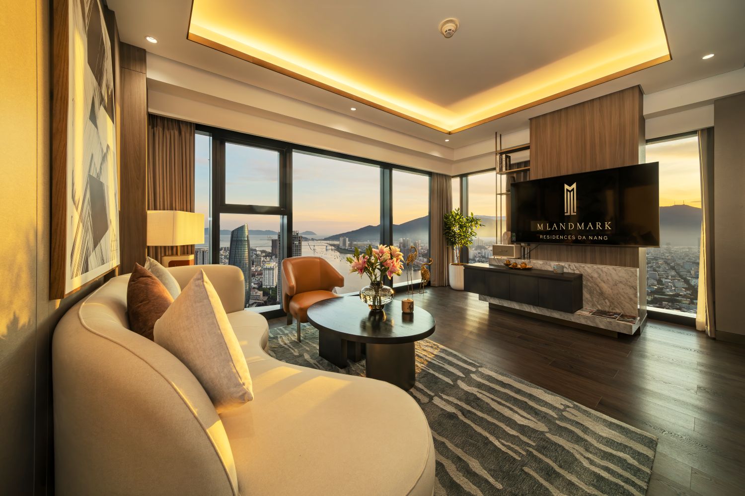 Kh&ocirc;ng gian căn hộ M Landmark Residences được thiết kế theo chuẩn sống cao cấp, mở rộng tầm nh&igrave;n panorama &ocirc;m trọn s&ocirc;ng H&agrave;n, biển Đ&ocirc;ng v&agrave; đường ch&acirc;n trời Đ&agrave; Nẵng