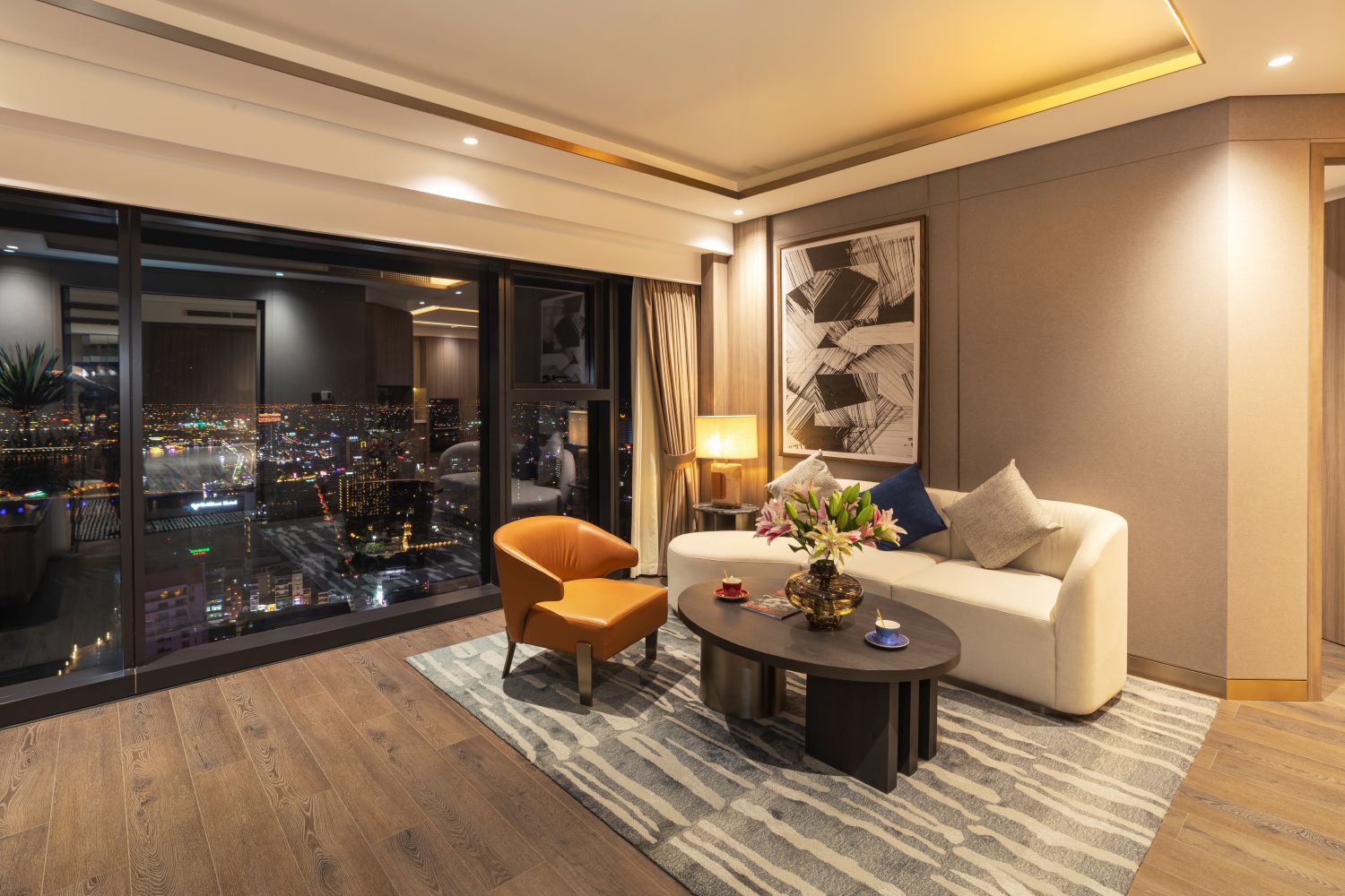Khi th&agrave;nh phố l&ecirc;n đ&egrave;n, từ M Landmark Residences, nhịp sống trung t&acirc;m Đ&agrave; Nẵng trở th&agrave;nh một phần của kh&ocirc;ng gian sống &ndash; nơi mỗi khung cửa mở ra một g&oacute;c nh&igrave;n ri&ecirc;ng tr&ecirc;n đường ch&acirc;n trời th&agrave;nh phố.