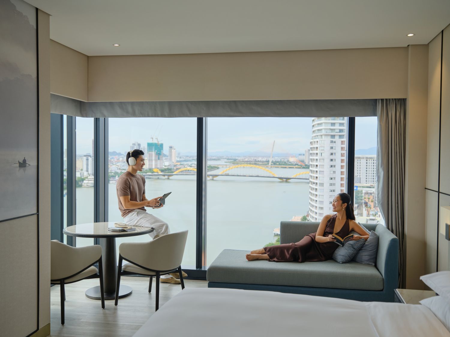 S&ocirc;ng H&agrave;n hiện diện trọn vẹn trong từng khoảnh khắc thường nhật &ndash; nơi trải nghiệm nghỉ dưỡng, sự ri&ecirc;ng tư v&agrave; nhịp sống trung t&acirc;m giao h&ograve;a ngay b&ecirc;n khung cửa.