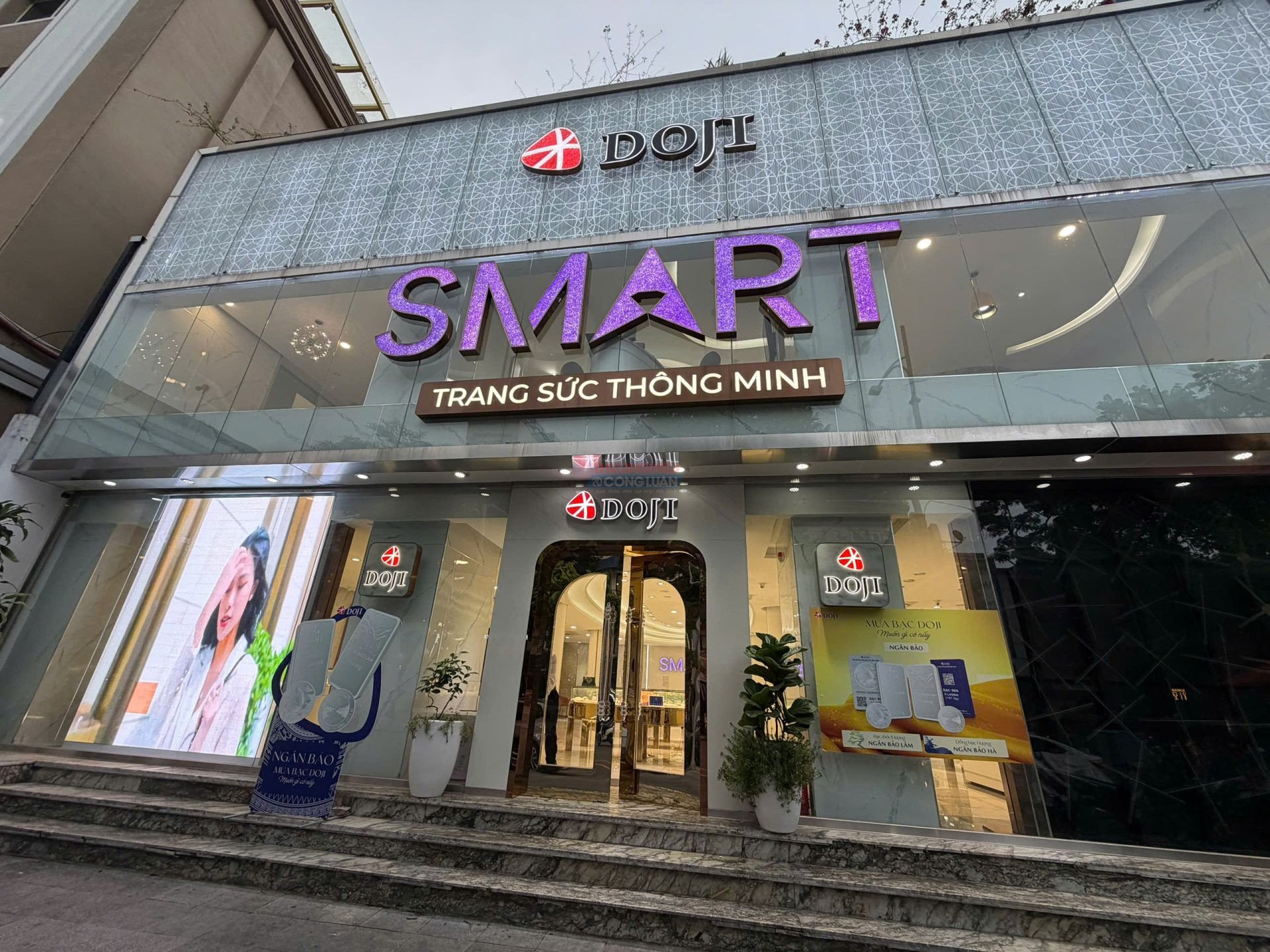 Giá vàng hôm nay 21/8: Vàng miếng neo 146 triệu đồng, thế giới vượt 4.500 USD