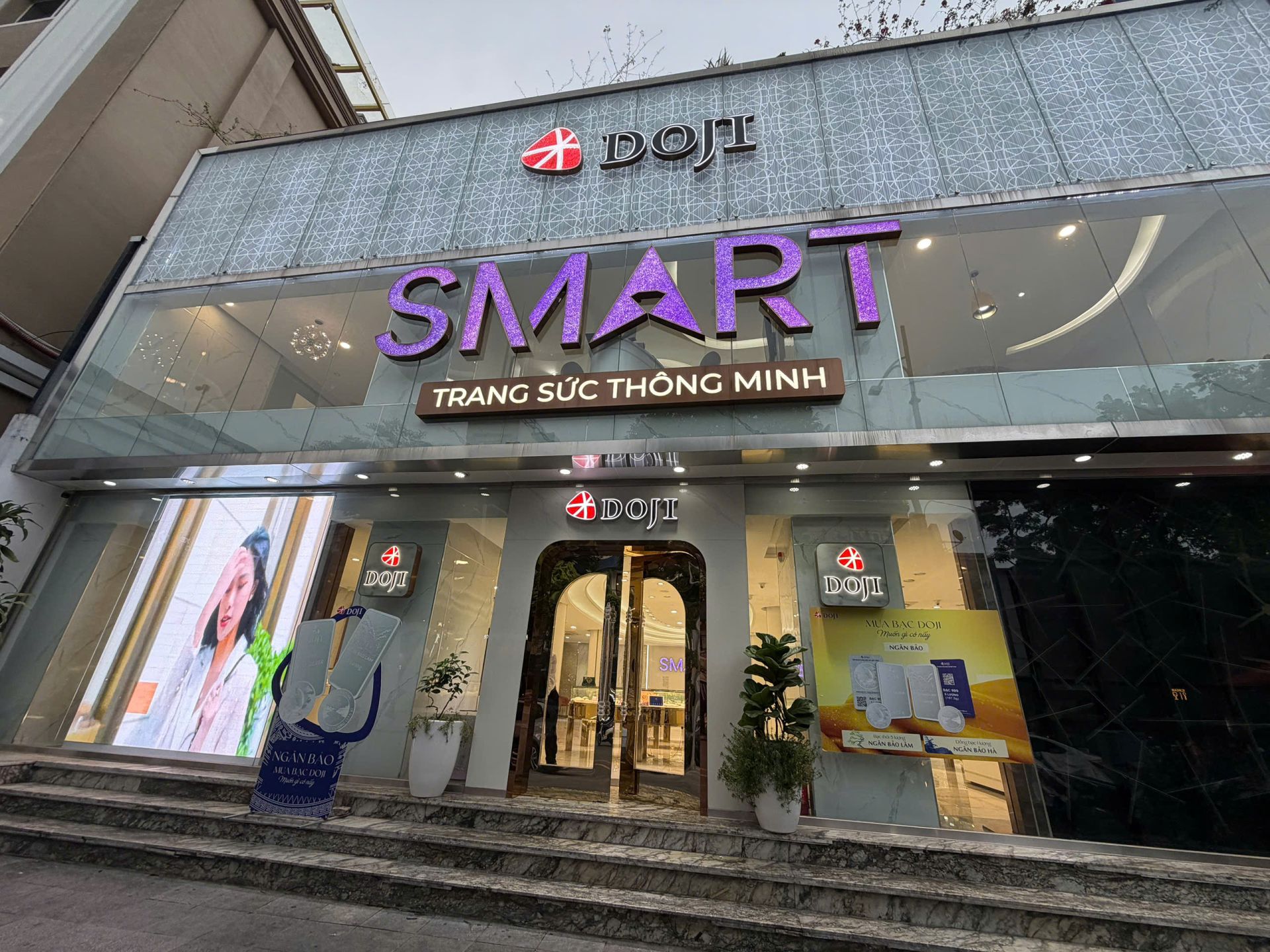 Giá vàng sáng 26/8: Đứng giá, chuyên gia nâng mục tiêu lên 5.000 USD