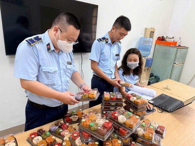 Siết chặt kiểm tra, kiểm so&aacute;t b&aacute;nh Trung thu ngay từ đầu m&ugrave;a - Ảnh: B&aacute;o Tin tức