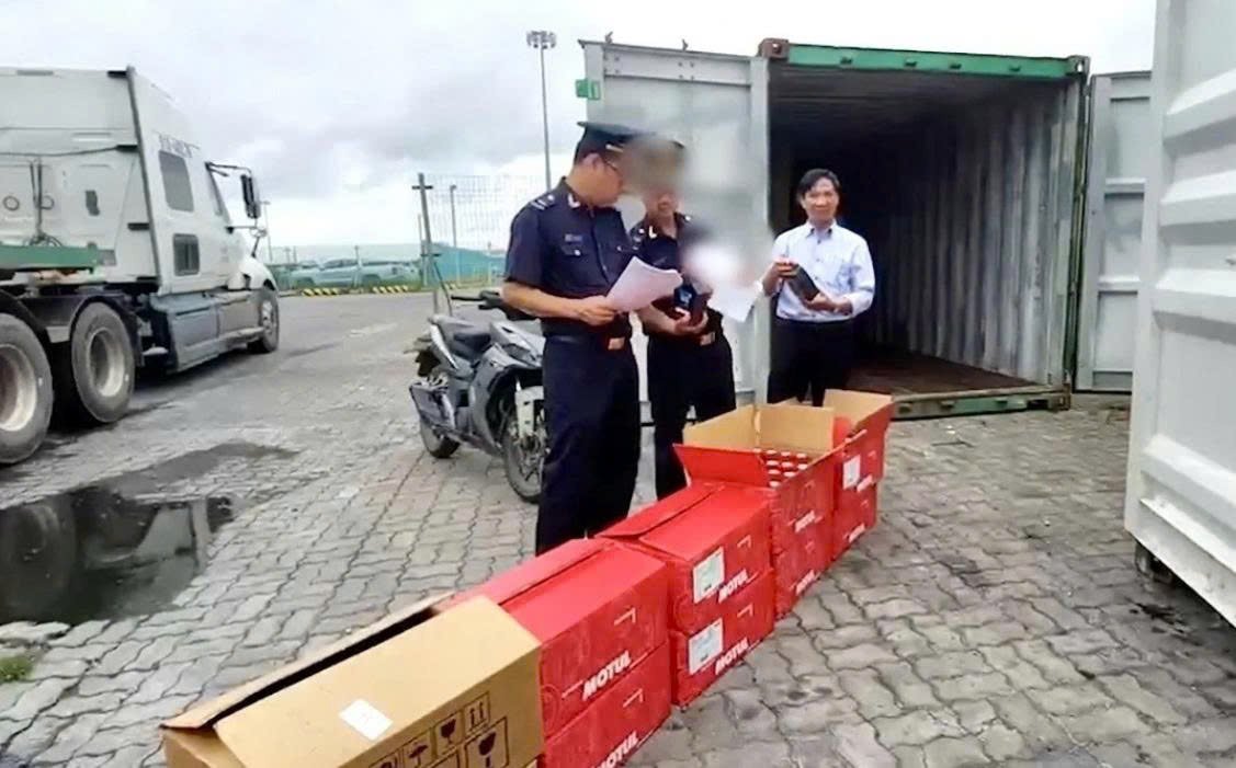 Hải quan phát hiện lô dầu nhớt trị giá 2 tỷ đồng nghi giả mạo nhãn hiệu
