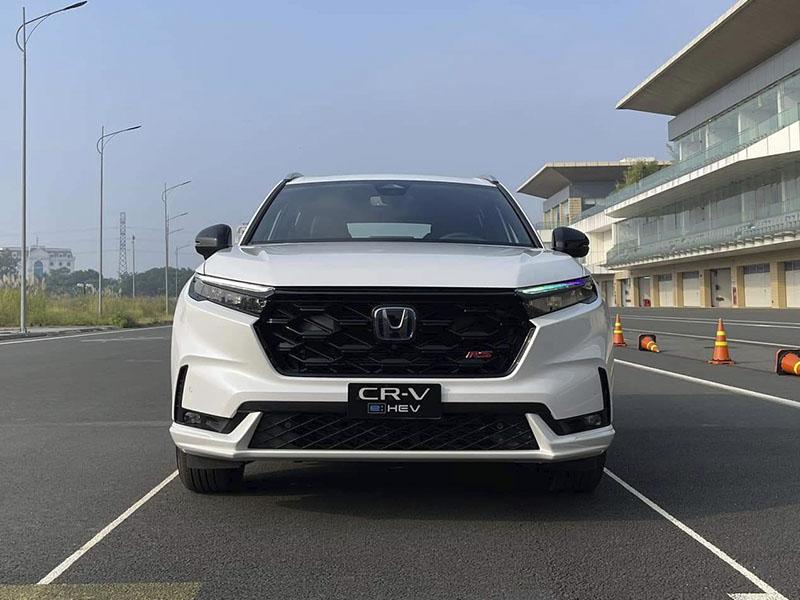 Honda CR-V thế hệ mới được ph&acirc;n phối tại Việt Nam với c&aacute;c phi&ecirc;n bản m&aacute;y xăng v&agrave; hybrid, gi&aacute; ni&ecirc;m yết th&aacute;ng 8/2026 từ 1,039 tỷ đến 1,25 tỷ đồng.