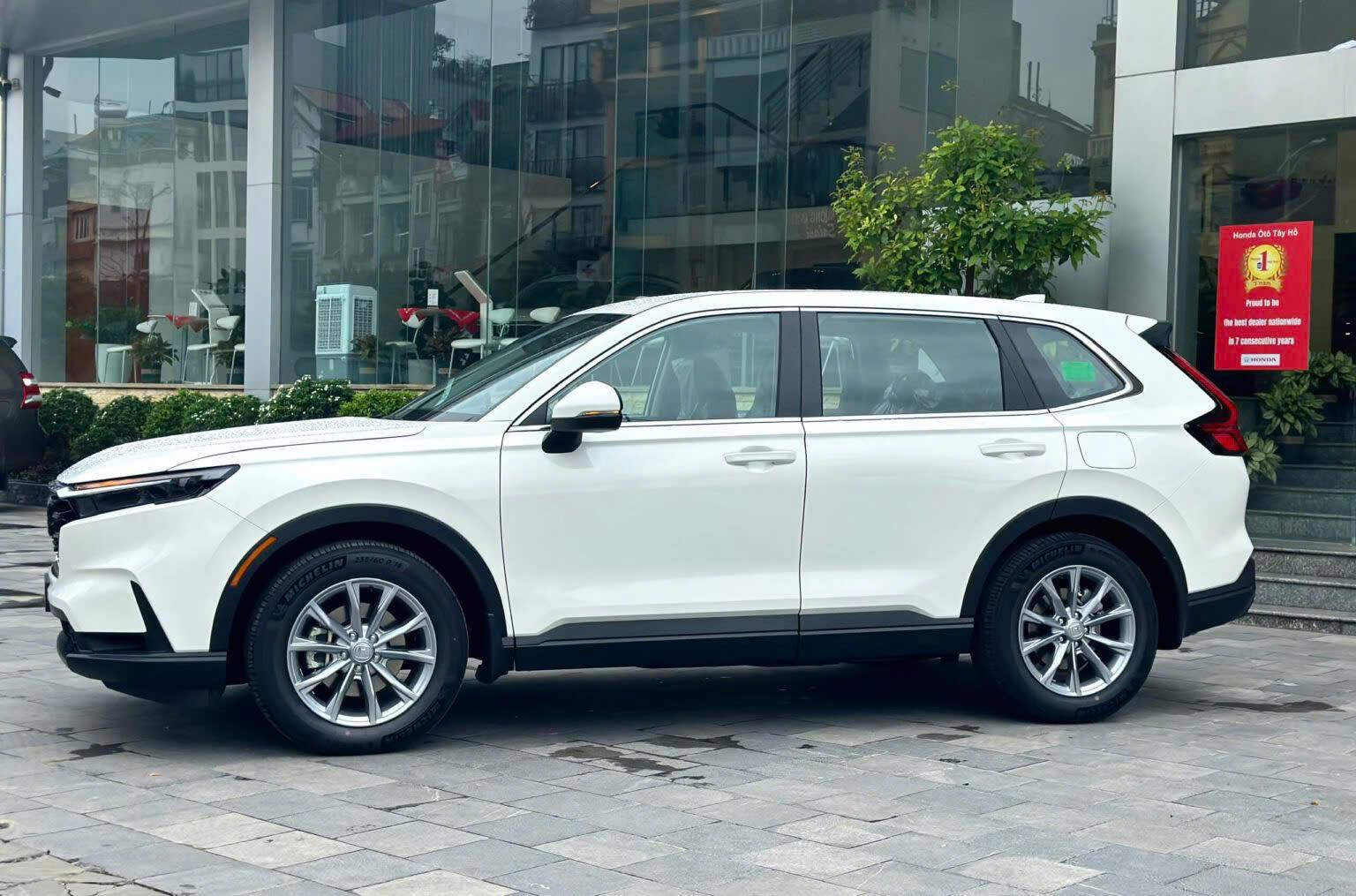 Honda CR-V thế hệ mới được ph&acirc;n phối tại Việt Nam với c&aacute;c phi&ecirc;n bản m&aacute;y xăng v&agrave; hybrid, gi&aacute; ni&ecirc;m yết th&aacute;ng 8/2026 từ 1,039 tỷ đến 1,25 tỷ đồng. Ảnh: Internet