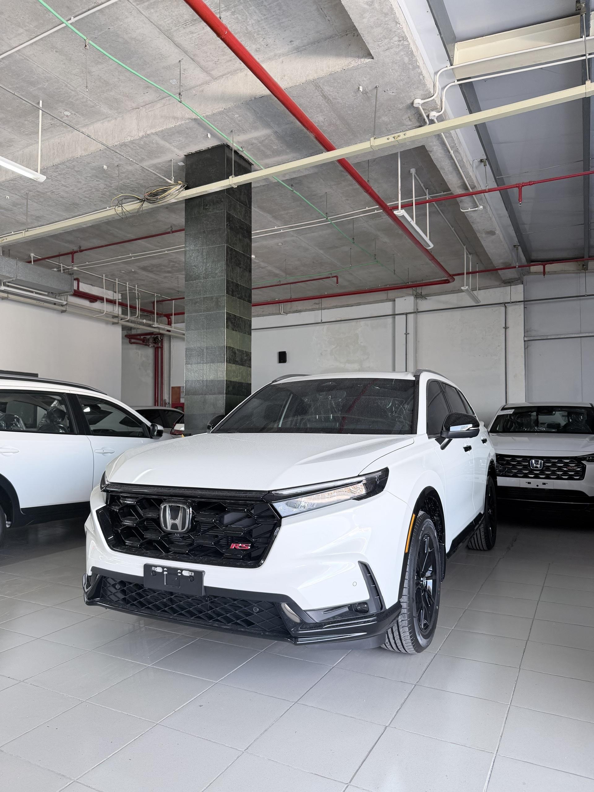 Honda CR-V thế hệ mới được ph&acirc;n phối tại Việt Nam với c&aacute;c phi&ecirc;n bản m&aacute;y xăng v&agrave; hybrid, gi&aacute; ni&ecirc;m yết th&aacute;ng 8/2026 từ 1,039 tỷ đến 1,25 tỷ đồng. Ảnh: Internet