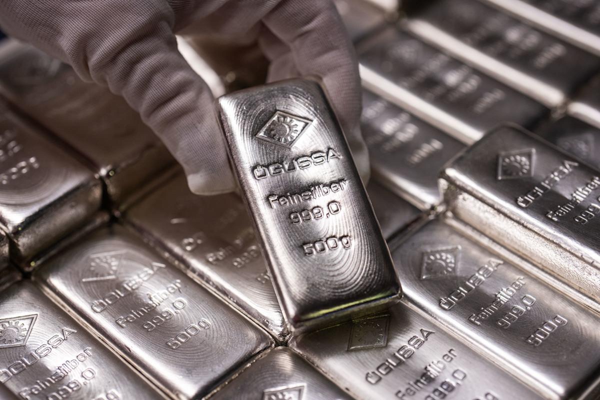 Giá bạc hôm nay 24/8: Áp sát mốc 70 USD/ounce