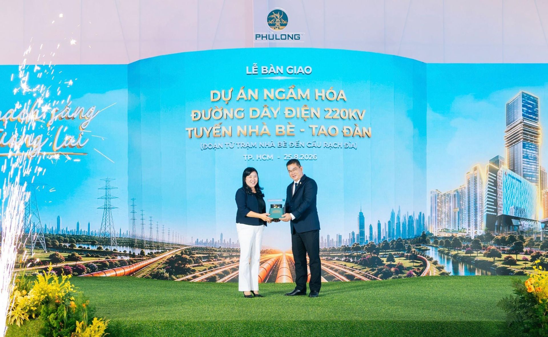 &Ocirc;ng Nguyễn Vũ Anh T&uacute; &ndash; Tổng Gi&aacute;m đốc Ph&uacute; Long b&agrave;n giao biểu trưng c&ocirc;ng tr&igrave;nh đến b&agrave; Nguyễn Thị Kim Ngọc &ndash; Ph&oacute; Gi&aacute;m đốc Sở C&ocirc;ng Thương TP.HCM, đại diện UBND TP.HCM.