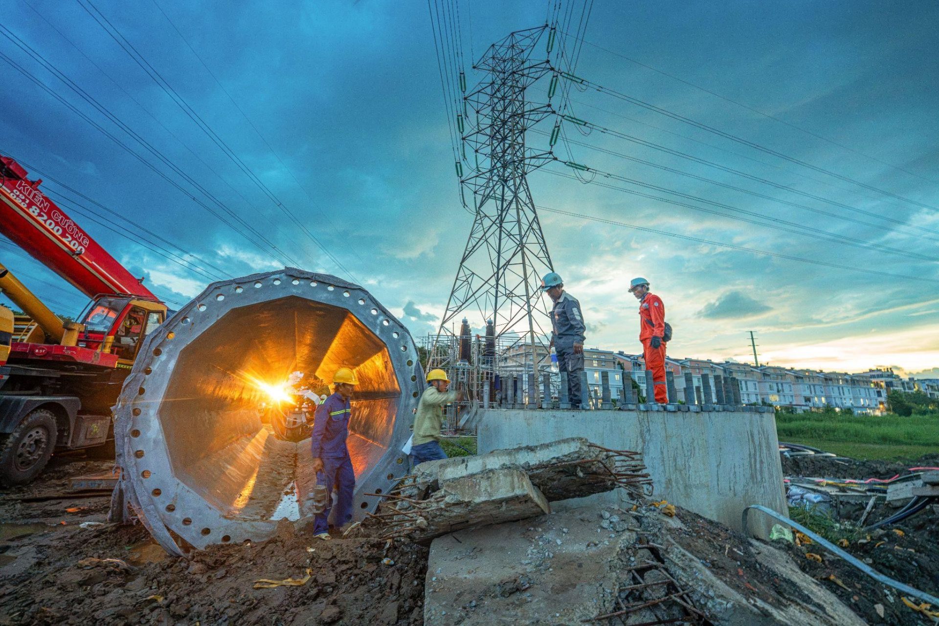 C&ocirc;ng nh&acirc;n lắp dựng trụ th&eacute;p đơn th&acirc;n tại c&ocirc;ng trường ngầm h&oacute;a lưới điện 220kV tuyến Nh&agrave; B&egrave; &ndash; Tao Đ&agrave;n, đoạn từ trạm Nh&agrave; B&egrave; đến cầu Rạch Đỉa.