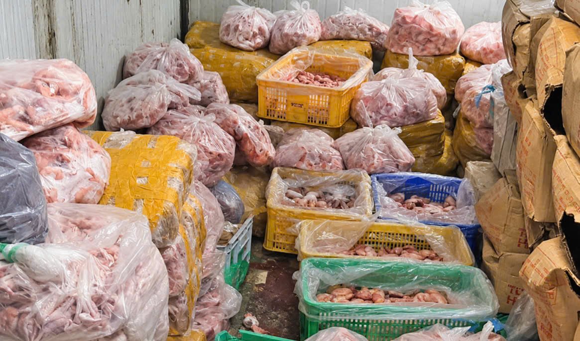 Phát hiện kho chứa hơn 5,6 tấn thực phẩm, 1,36 tấn không có giấy tờ nguồn gốc