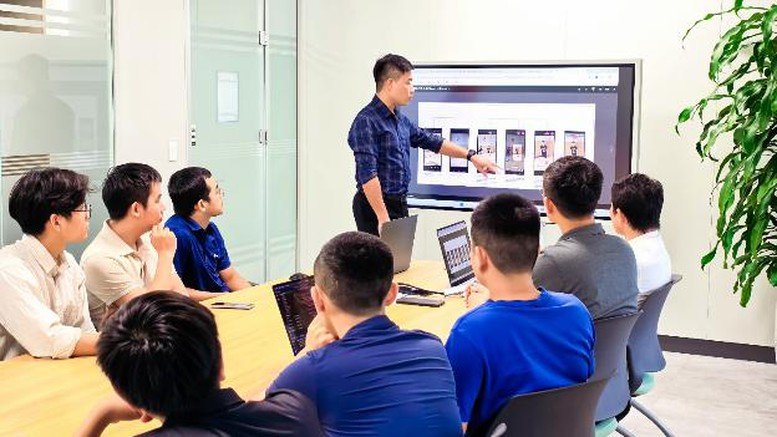 Anh L&ecirc; Quang Huy (đứng) v&agrave; c&aacute;c đồng nghiệp cần t&igrave;m giải ph&aacute;p cho rất nhiều th&aacute;ch thức kỹ thuật của dự &aacute;n
