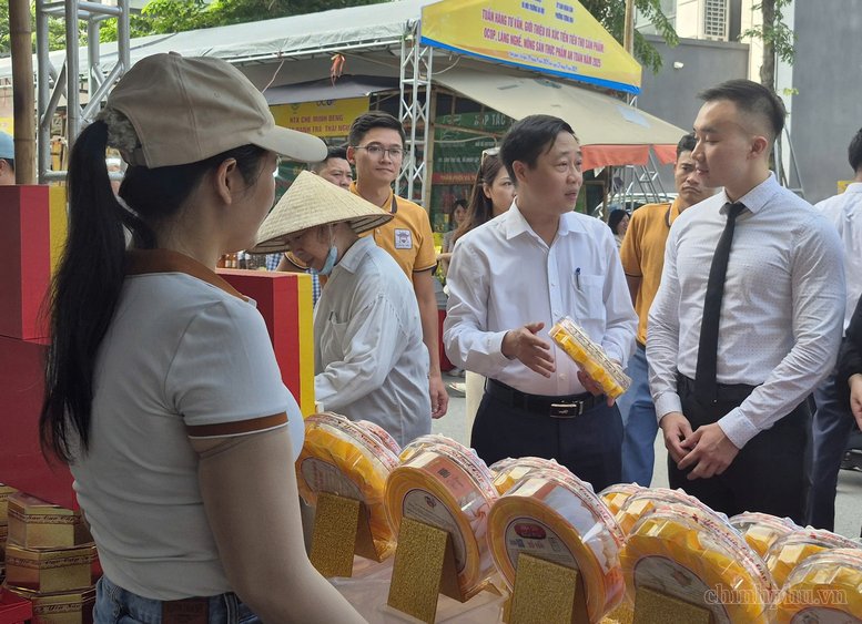 &Ocirc;ng Ngọ Văn Ng&ocirc;n, Ph&oacute; Ch&aacute;nh văn ph&ograve;ng phụ tr&aacute;ch Văn ph&ograve;ng Điều phối Chương tr&igrave;nh x&acirc;y dựng N&ocirc;ng th&ocirc;n mới H&agrave; Nội (đứng giữa) - Ảnh: chinhphu.vn/Thiện T&acirc;m