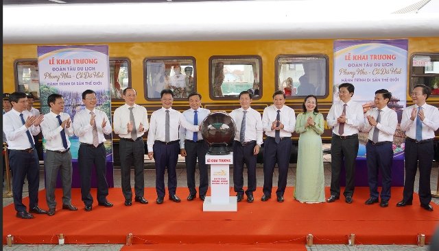 Khai trương tuyến tàu du lịch kết nối Phong Nha với Cố đô Huế