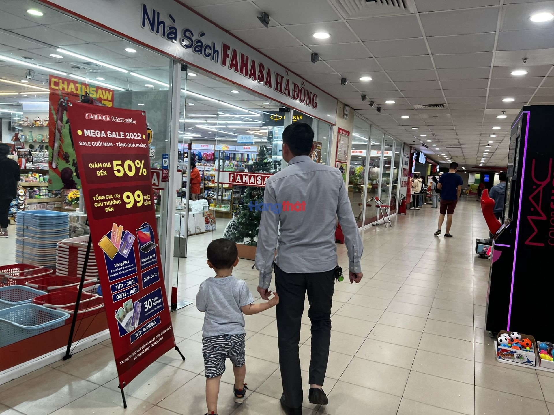 Săn sale để tiết kiệm, nhiều người lại “mất” thêm tiền mỗi tháng