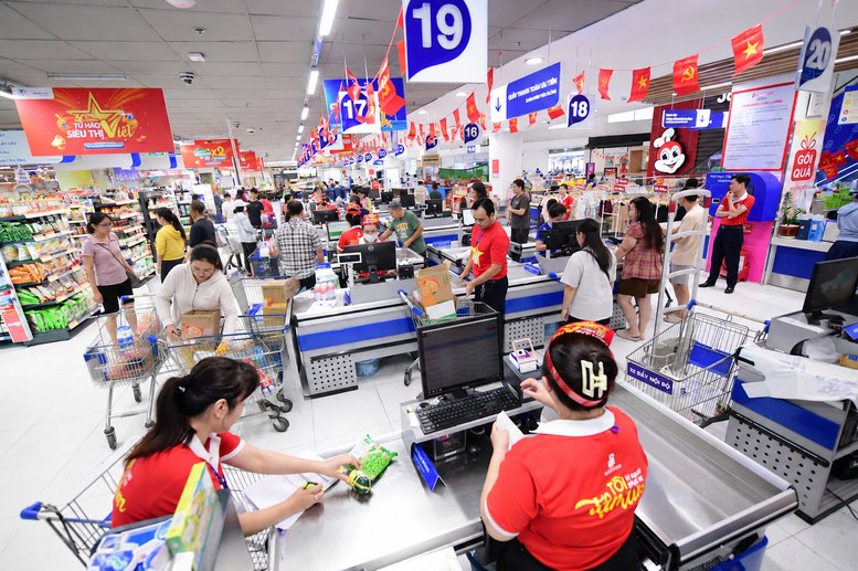 Kh&ocirc;ng gian tại c&aacute;c si&ecirc;u thị đang được trang ho&agrave;ng với l&aacute; cờ đỏ sao v&agrave;ng mừng lễ - Ảnh: chinhphu.vn/Quang Định