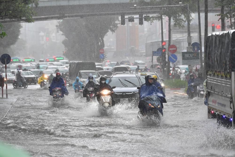 Tại H&agrave; Nội ng&agrave;y 31/8, thời tiết c&oacute; m&acirc;y, ng&agrave;y nắng, chiều tối v&agrave; đ&ecirc;m c&oacute; mưa r&agrave;o, gi&ocirc;ng rải r&aacute;c. Ảnh minh họa