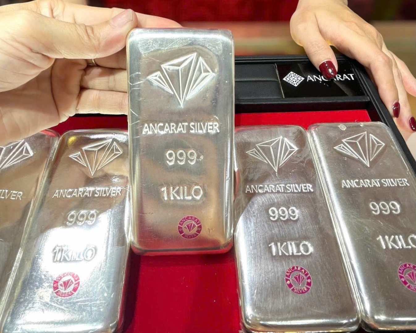 Giá bạc hôm nay 1/9: Thị trường chờ dữ liệu việc làm Mỹ