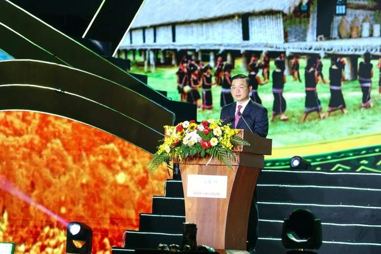 Ph&aacute;t biểu khai mạc Lễ hội Sầu ri&ecirc;ng Đắk Lắk năm 2026, Chủ tịch UBND tỉnh Đỗ Hữu Huy b&agrave;y tỏ hy vọng rằng, mỗi người d&acirc;n Đắk Lắk sẽ l&agrave; một đại sứ th&acirc;n thiện; mỗi nh&agrave; vườn l&agrave; một đại sứ chất lượng; mỗi doanh nghiệp l&agrave; một đại sứ uy t&iacute;n; mỗi vị kh&aacute;ch đến với Đắk Lắk sẽ trở th&agrave;nh một người bạn, c&ugrave;ng lan tỏa những gi&aacute; trị tốt đẹp của v&ugrave;ng đất v&agrave; con người Đắk Lắk.